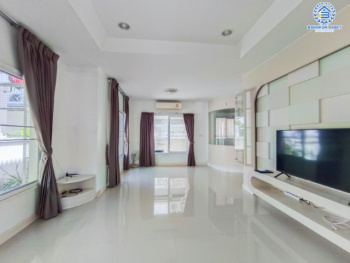 *****บ้านเดี่ยวมือสอง นนทบุรี ม.เดอะเซนโทร รัตนาธิเบศร์ เนื้อที่กว้างเกือบ 51 ตร.ว. ฟังก์ชัน 3 ห้องนอน 3 ห้องน้ำ ที่จอดรถ 2 คัน ภายในสภาพใหม่เอี่ยม พร้อมเข้าอยู่ ตั้งบนทำเลแห่งความสะดวกสบาย เข้า-ออกได้หลากหลายเส้นทาง ใกล้รถไฟฟ้าสายสีม่วง "สถานีบางพลู" และทางด่วน "งามวงศ์วาน" จองเลย!